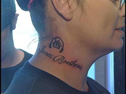 Yeah, thats right, the mom got “Jonas Brothers” tattooed accross the side of 
